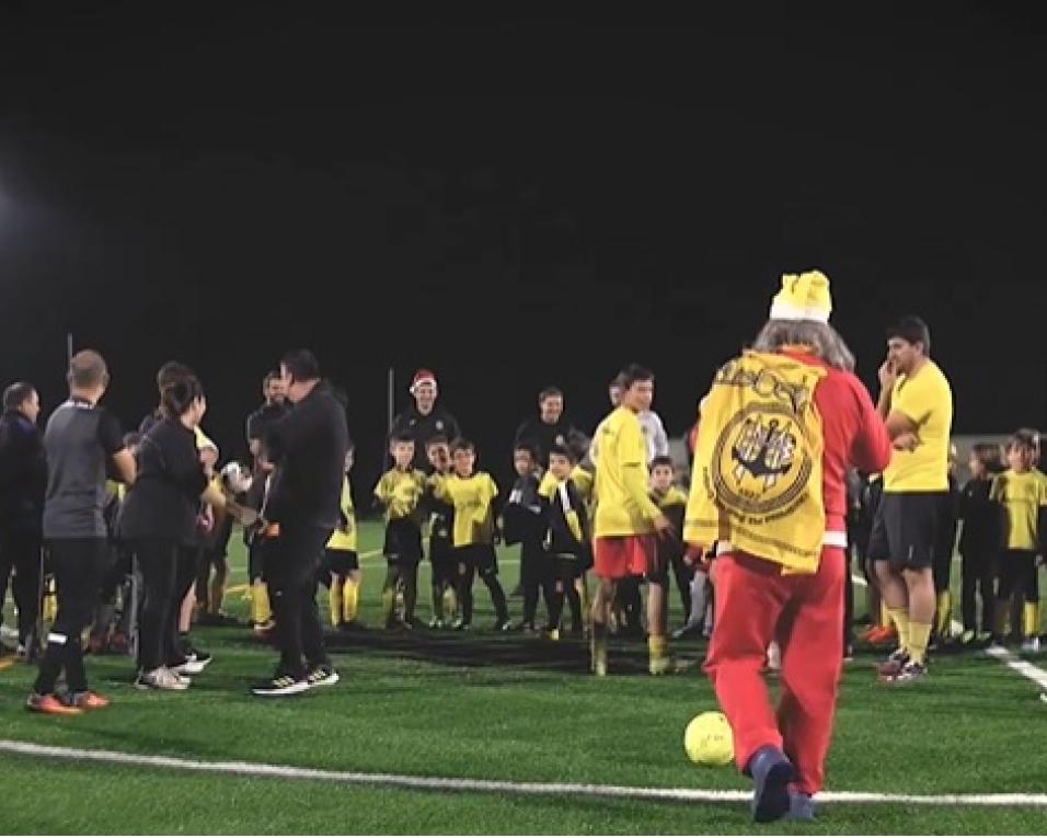 Pai Natal visitou academia de futebol do Beira-Mar. Obra da criança visitou complexo.