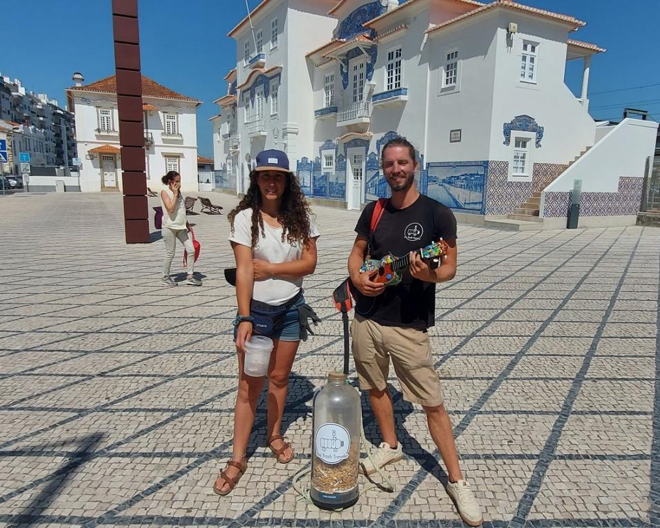 “The Trash Traveler” apanha beatas na praia da Barra.