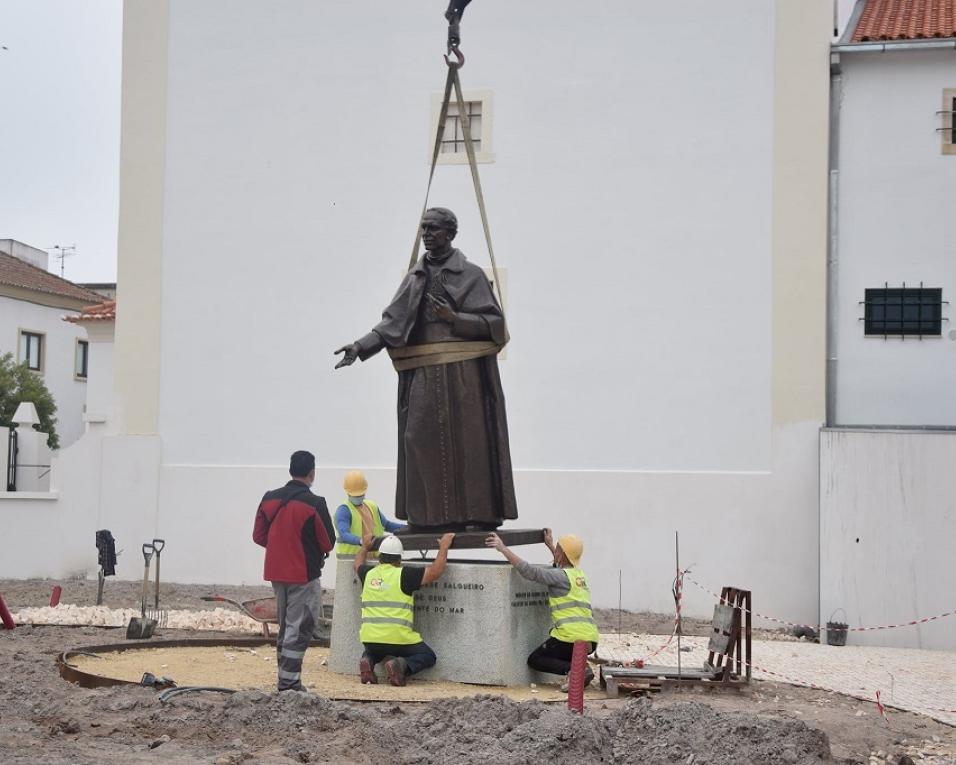 Ílhavo: Estátua do Bispo instalada junto à Matriz.