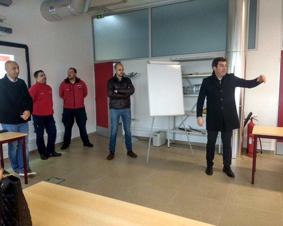 Colaboradores da Junta de Freguesia de São Salvador em formação de Suporte Básico de Vida.