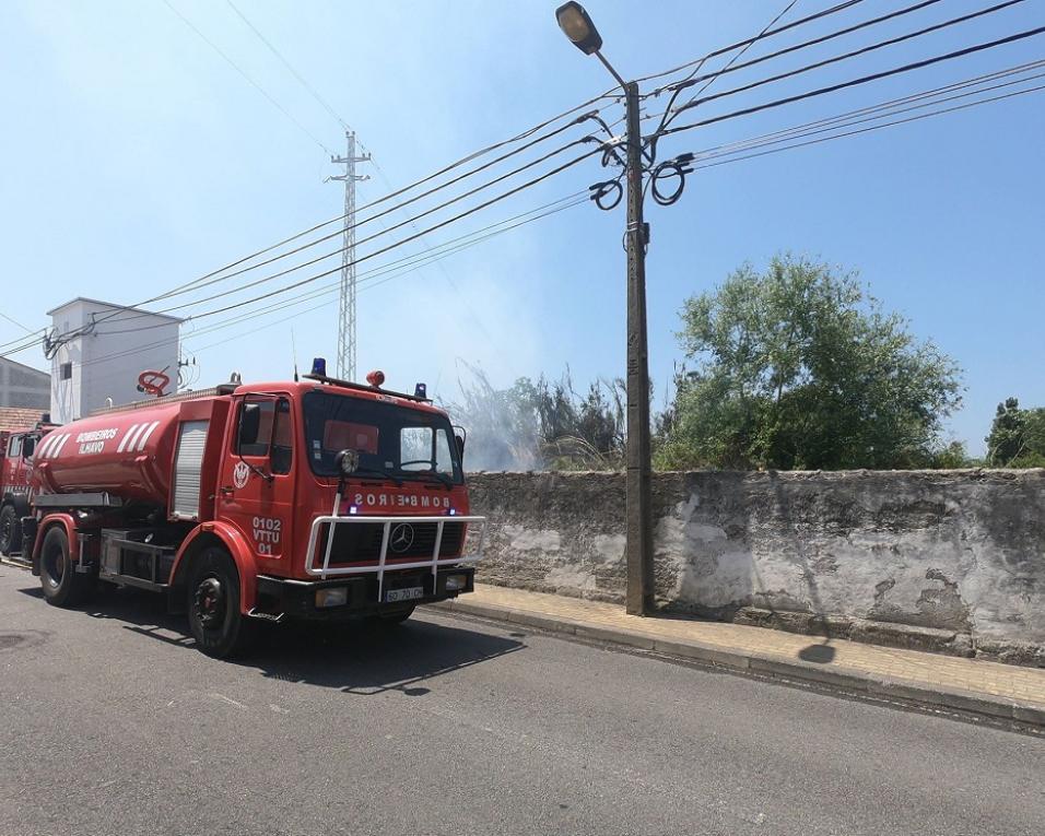 Ílhavo: Bombeiros chamados a incêndio em mato no acesso à Vista Alegre.