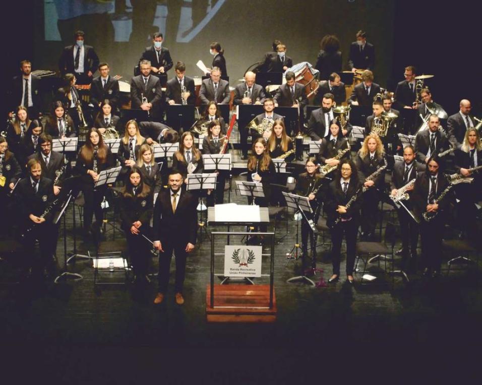 Banda Recreativa União Pinheirense atua no Cineteatro Alba.