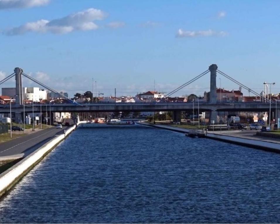 Aveiro: Obras na eclusa principal junto à antiga lota limitam navegação.