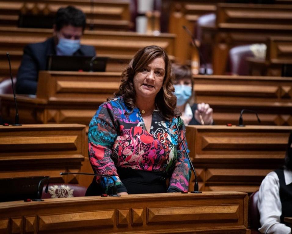 Deputada Carla Madureira exige garantia sobre reabertura das unidades de saúde de Ovar encerradas pela pandemia.