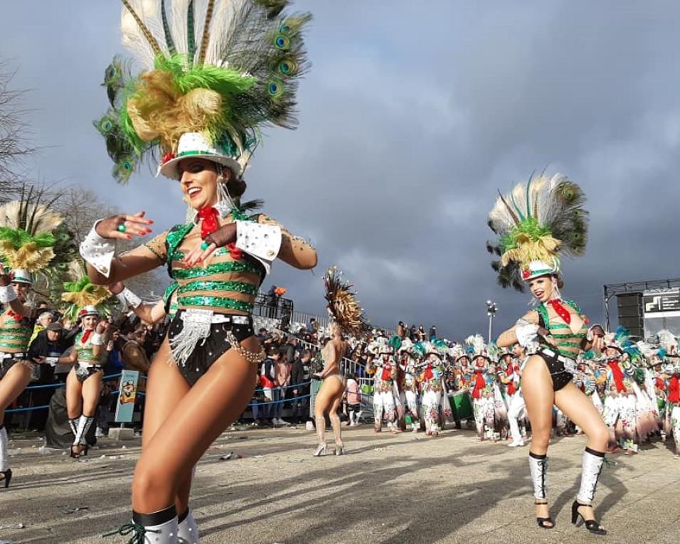 Desfiles de Carnaval cumpriram com programa em Terça de Carnaval chuvosa.