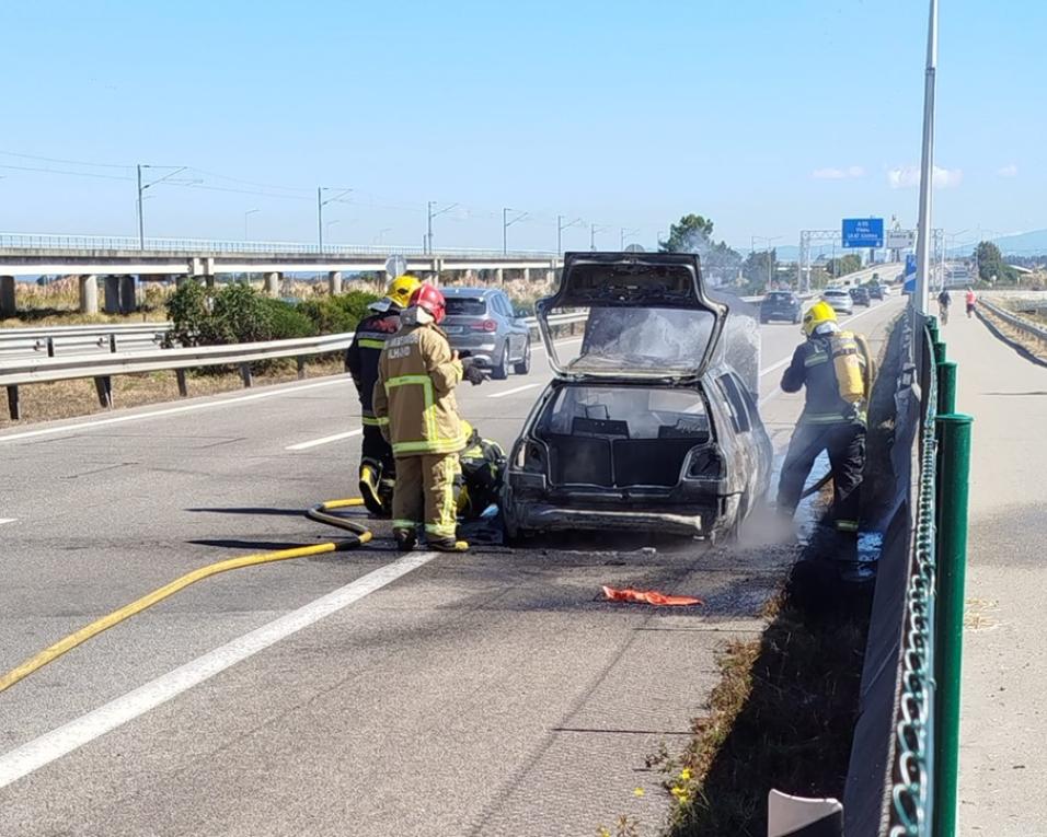 carro ardeu na a25