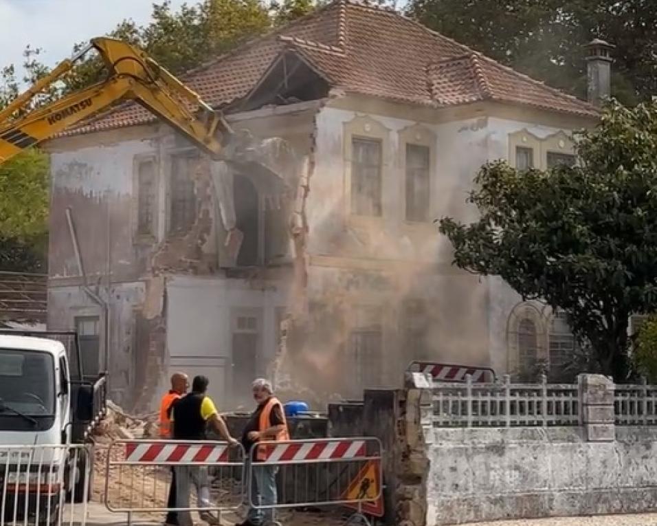 Antiga sede da CERCIAV em processo de demolição.