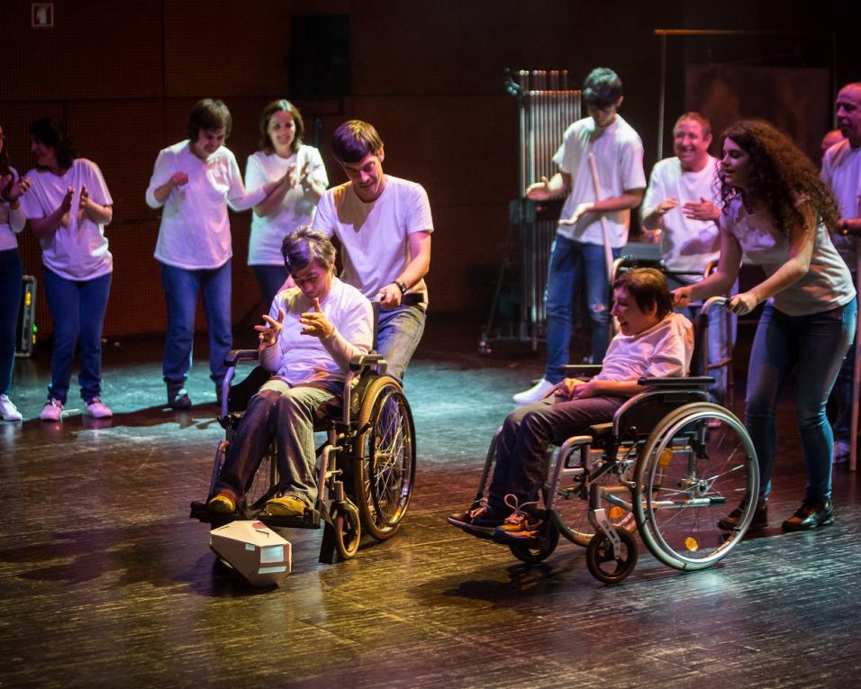 Utentes da APPACDM de Albergaria-a-Velha participam em espetáculo na Casa da Música.