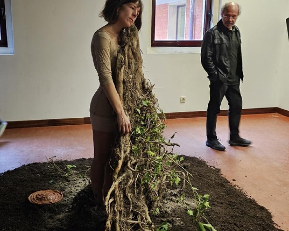 alunos finalistas em Criação Artística Contemporânea da UA assinam exposicao na casa da cultura