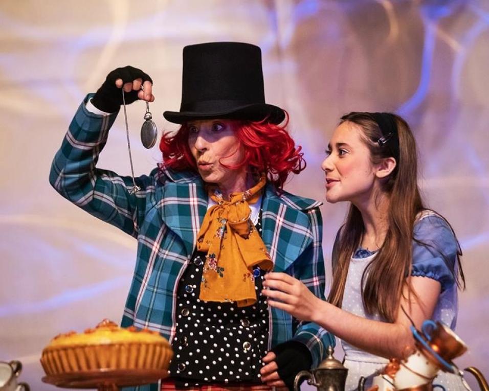 Versão moderna do espetáculo “Alice no País das Maravilhas” em exibição este sábado na Casa da Cultura de Ílhavo.