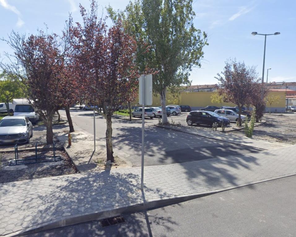 Aveiro: Obra na praça junto ao cemitério sul condiciona estacionamento. Aveiro: Obra na praça junto ao cemitério sul condiciona estacionamento.