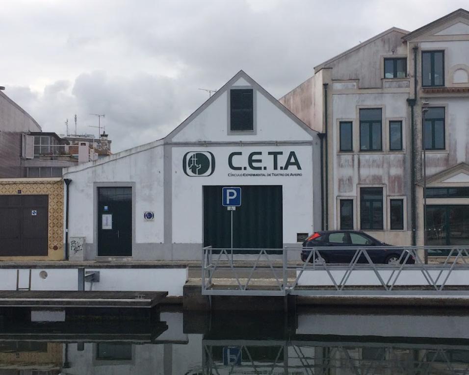 CETA apresenta peça de teatro sobre relações humanas.