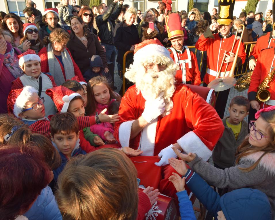 Pai Natal aterra” na Praça de Albergaria a 15 de Dezembro.