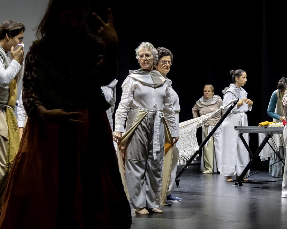 Centro de Arte de Ovar estreia “Chuva Pasmada”, uma peça de teatro que parte do conto original de Mia Couto.