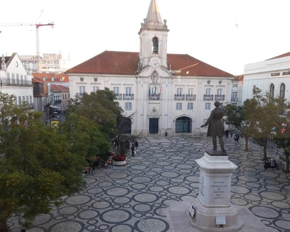 Aveiro: Professores reúnem em plenário sindical na Praça da República.