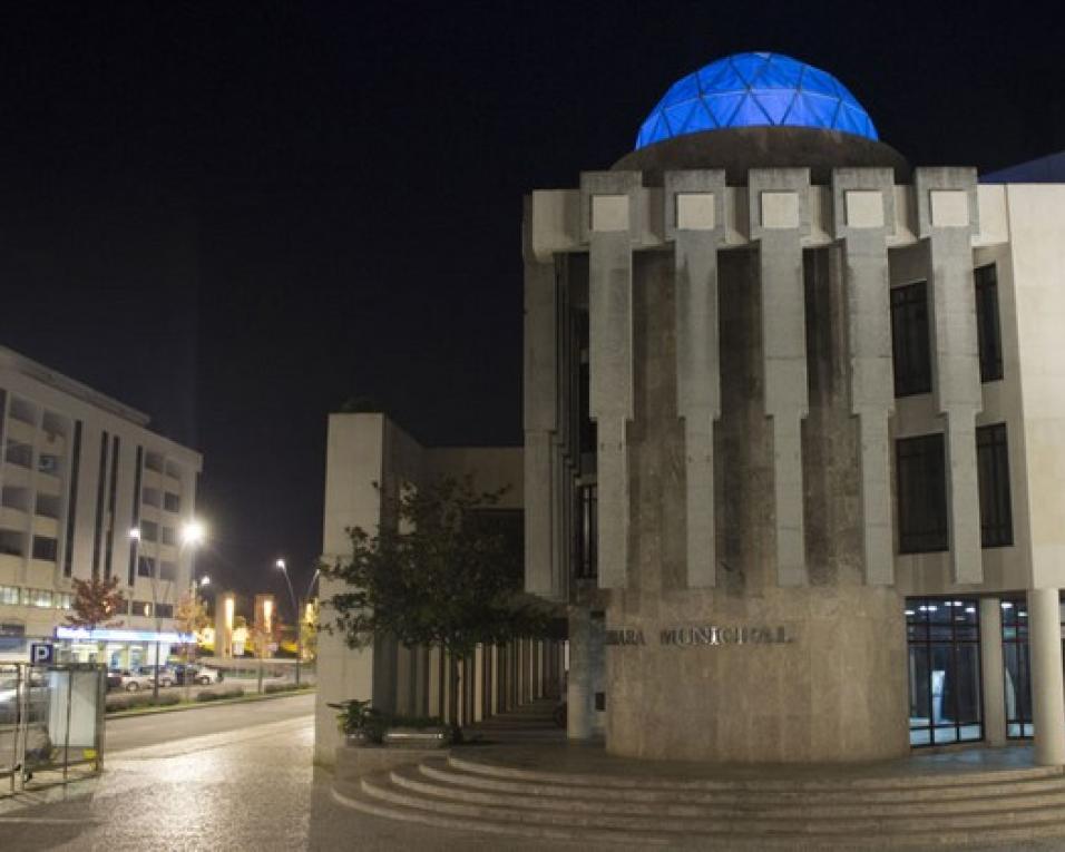 Edifício da Câmara de Ílhavo volta a iluminar-se de azul, desta vez, pela Diabetes.