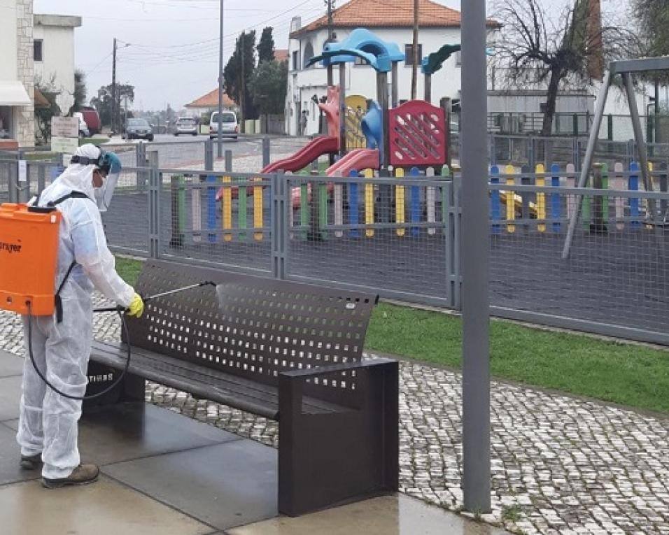 Município de Oliveira do Bairro já iniciou desinfeção dos espaços e mobiliário urbano.