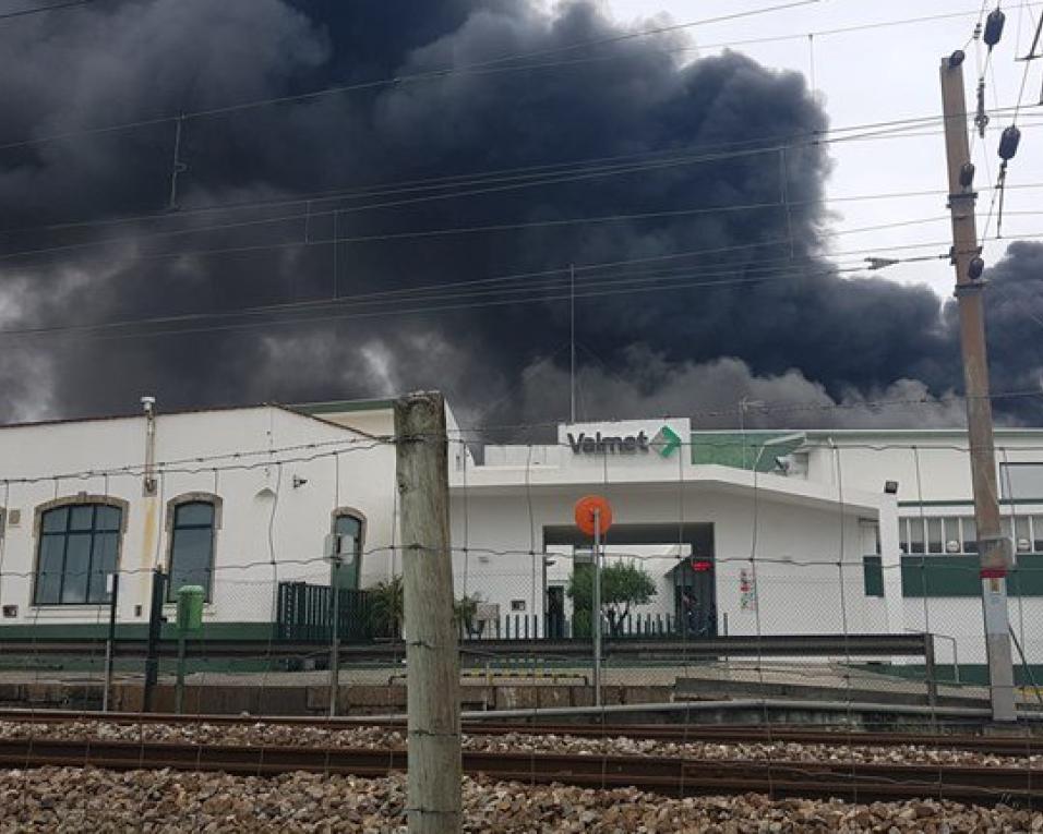 Fábrica está a arder em Ovar.