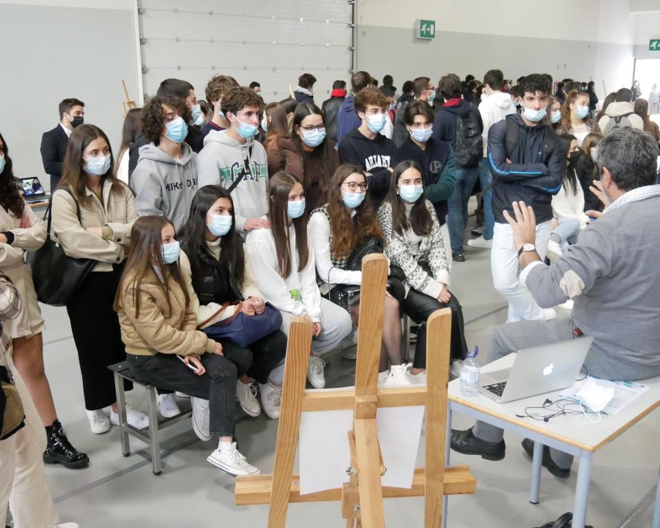 Feira “leva” profissionais de vários setores a alunos do 12.º ano.