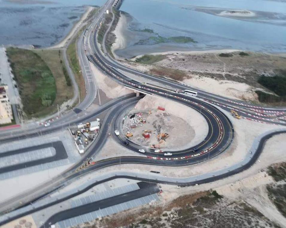 Circulação automóvel abriu na 'nova' Rotunda da Barra.