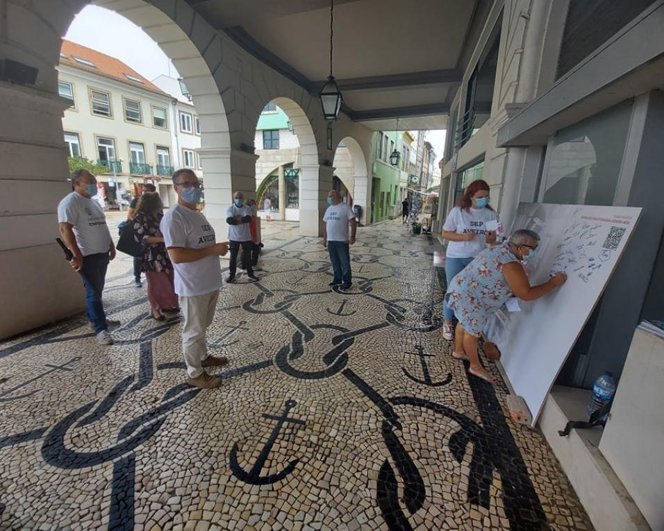 Enfermeiros em protesto pedem apoio à população.