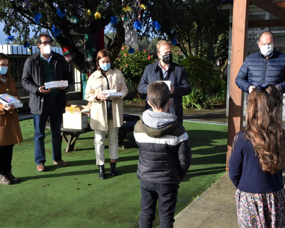 Albergaria entrega tablets a estudantes locais.