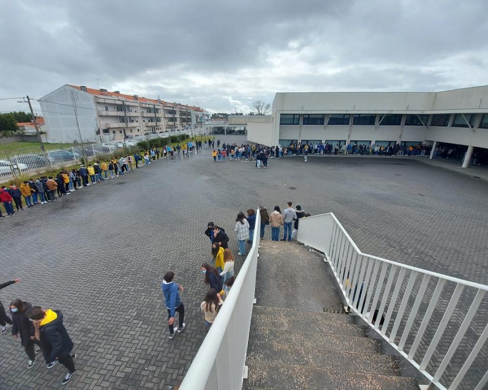 Gafanha da Nazaré: Escolas formam cordão pela paz na Ucrânia.