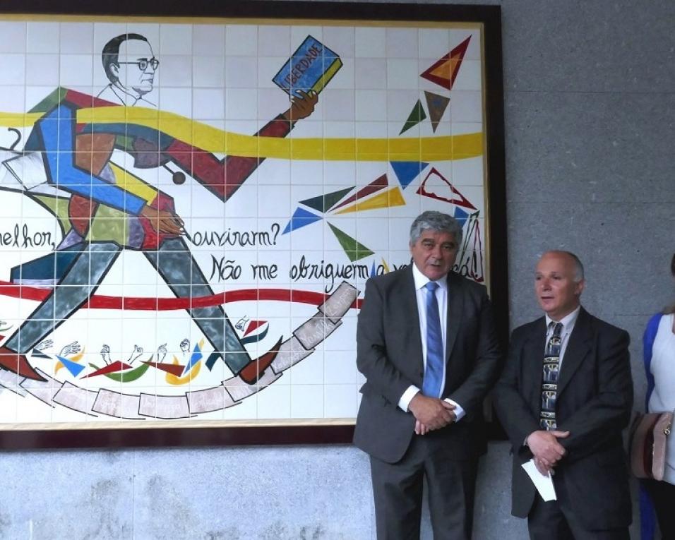 Aveiro: Painel de Marcos Muge evoca figura de Mário Sacramento na escola secundária. Aveiro: Painel de Marcos Muge evoca figura de Mário Sacramento na escola secundária.