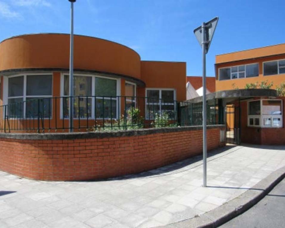 Lista de escolas abertas para filhos de pessoal hospitalar e de emergência.