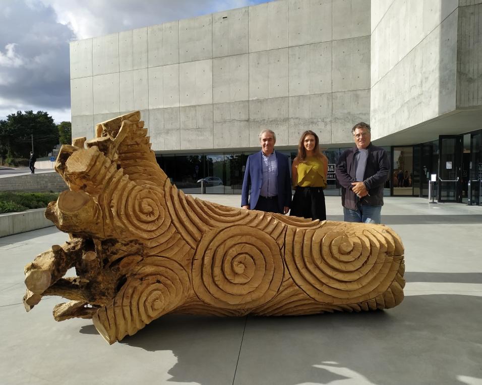 Águeda: Paulo Neves tranforma tronco de árvore caída em obra de arte.