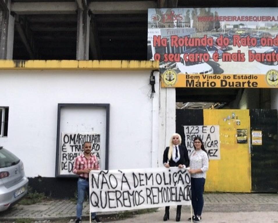 Manifestação contra demolição do estádio sem expressão. 