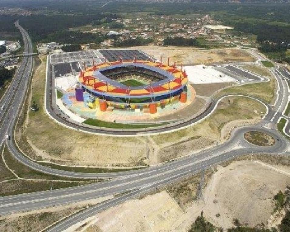 Aveiro: Reparação da cobertura do estádio muda de mãos.