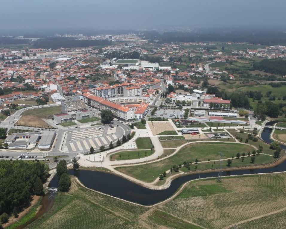 Medalha de Mérito Municipal atribuída ao Clube de Estarreja e ao Clube Cultural e Desportivo de Veiros.