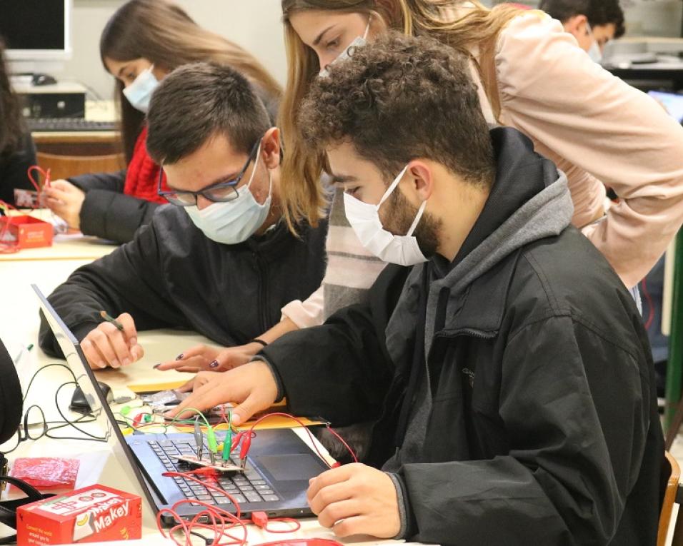 Fábrica da Ciência organiza o TechLab Bootcamp para alunos do ensino secundário.