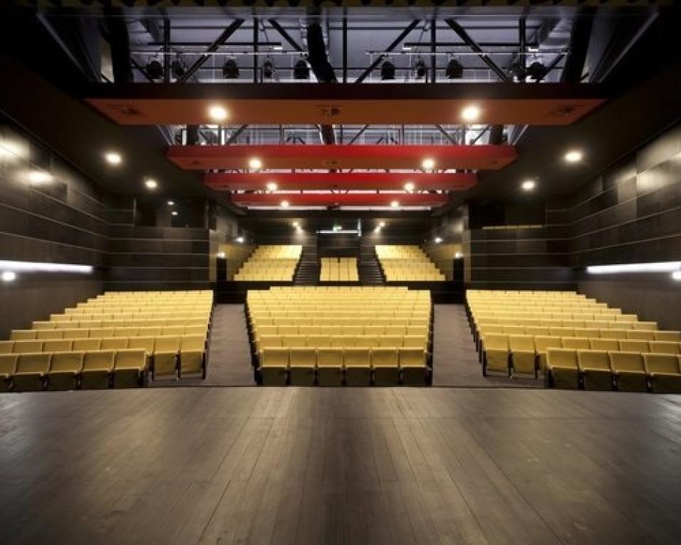 Marina Mota apresenta a peça “E tudo o morto levou” na Fábrica das Ideias na Gafanha da Nazaré.