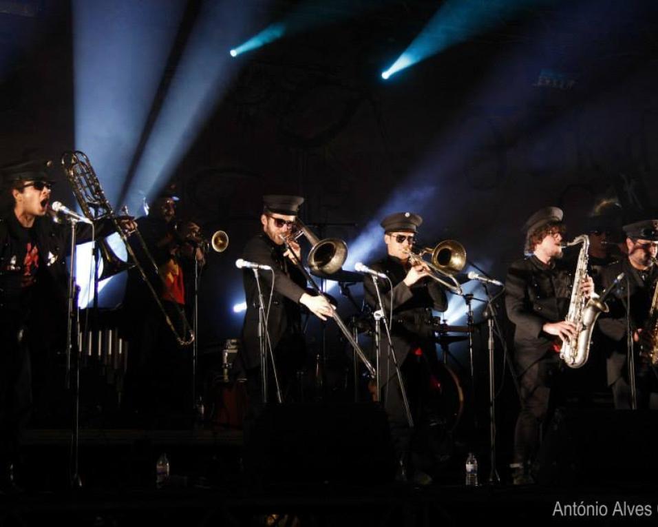 Quinteto Wfive e Fanfarra Káustika no Às Sextas na Praça em Anadia.