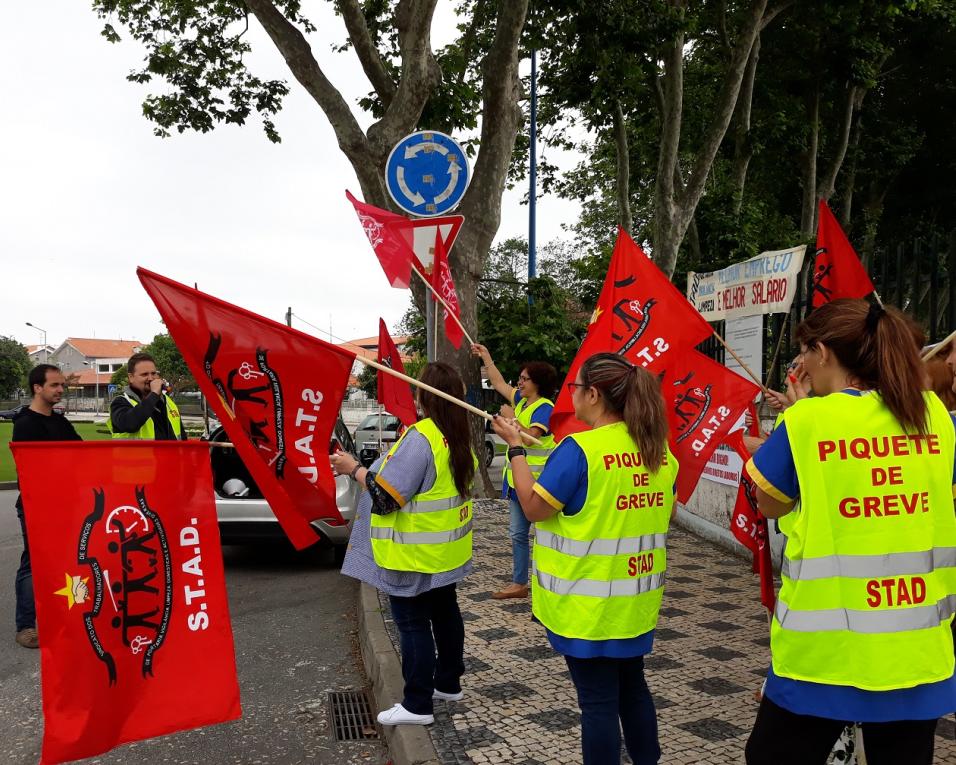 PCP solidário com trabalhadores de limpeza do hospital.