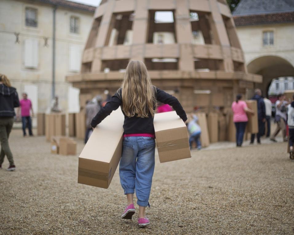 Projeto cultural prepara construção em cartão do Farol da Barra de Aveiro no centro da cidade de Ílhavo.