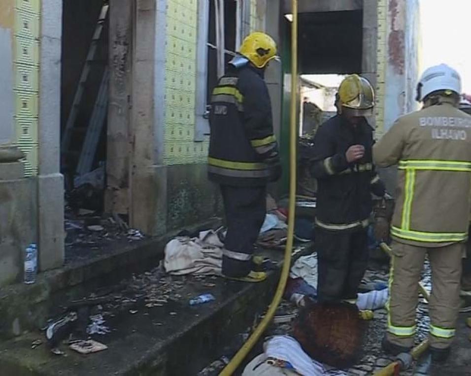 Idosos resgatados de casa em chamas no centro histórico de Ílhavo.