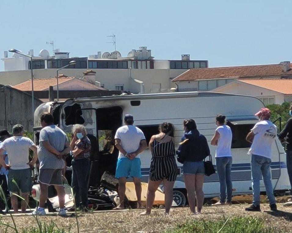 Incêndio destruiu parcialmente uma roulote na praia da Barra.