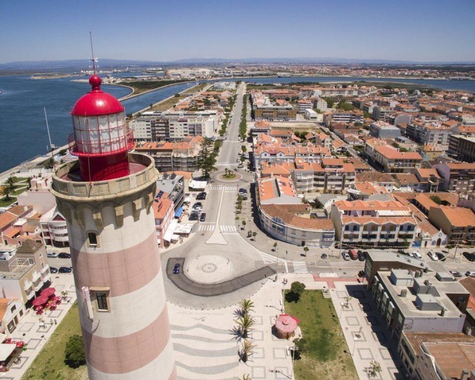 Gafanha da Nazaré: Símbolos das Jornadas Mundiais da Juventude sobem ao alto do Farol.