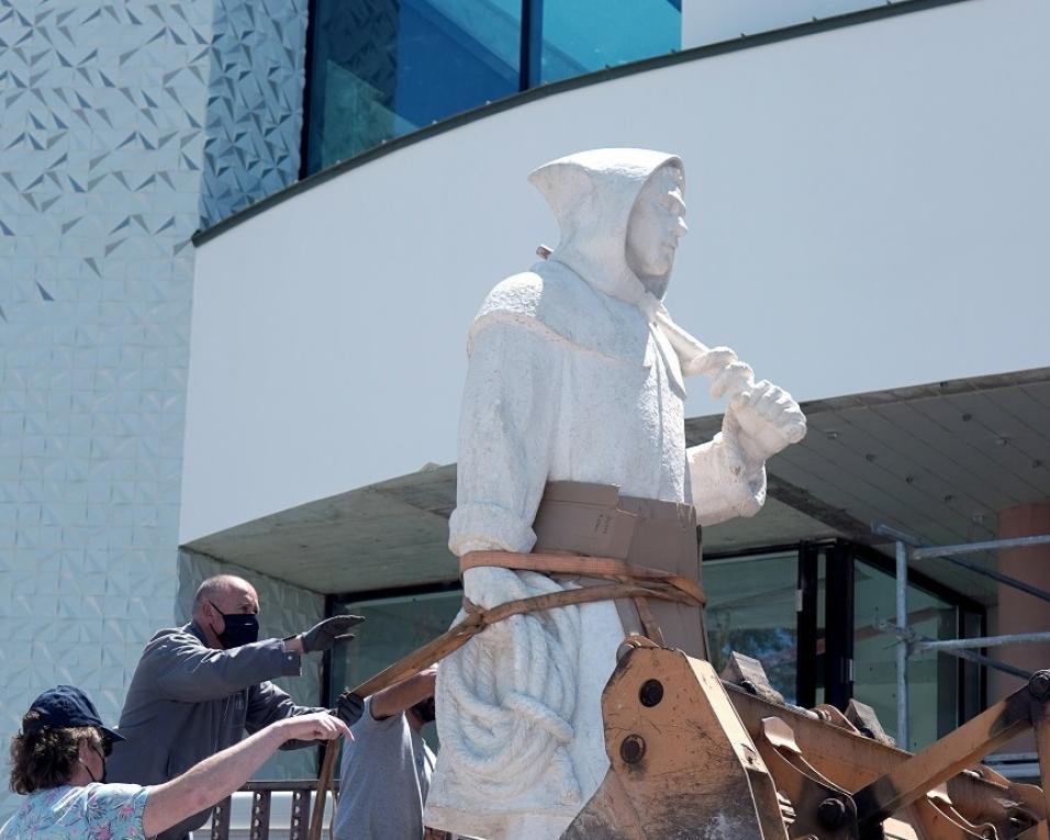 Homem do Gabão passa do Museu Marítimo para o Centro para a Valorização e Interpretação da Religiosidade Ligada ao Mar.