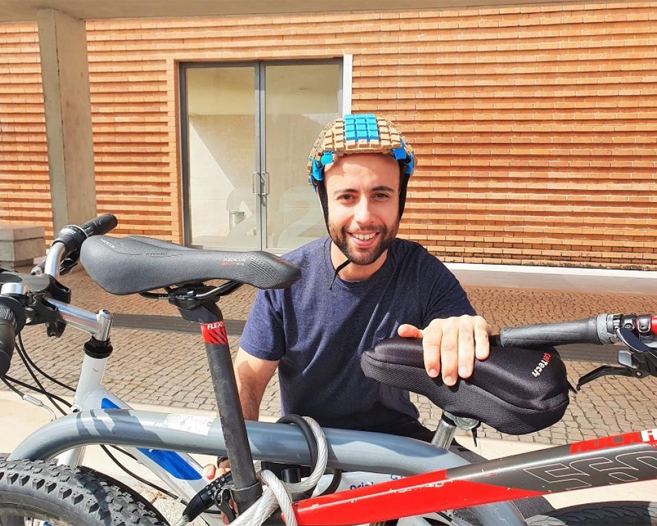 Universidade de Aveiro: Aluno de doutoramento produz primeiro capacete em cortiça para ciclistas.