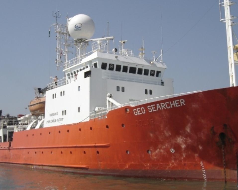 Tripulantes de navio naufragado devem chegar hoje a terra.