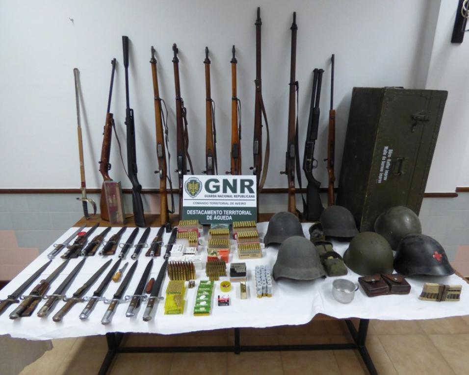 GNR de Albergaria-a-Velha apreendeu 28 armas e material de guerra na residência do autor do duplo homicídio na Suíça. GNR de Albergaria-a-Velha apreendeu 28 armas e material de guerra na residência do autor do duplo homicídio na Suíça.