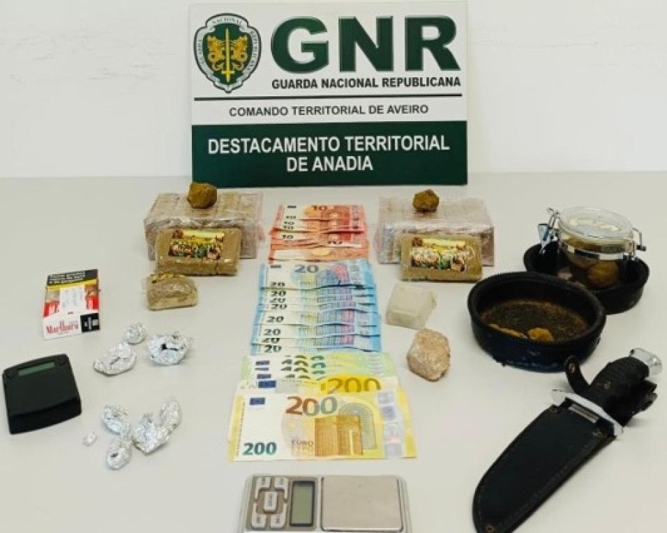gnr de oliveira do bairro deteve tres pessoas por trafico