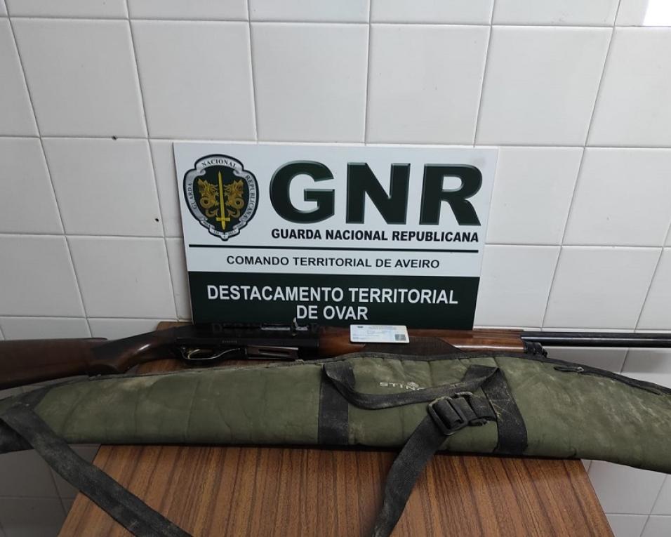 Ovar: GNR apreende arma furtada em casa investigada por violência doméstica.