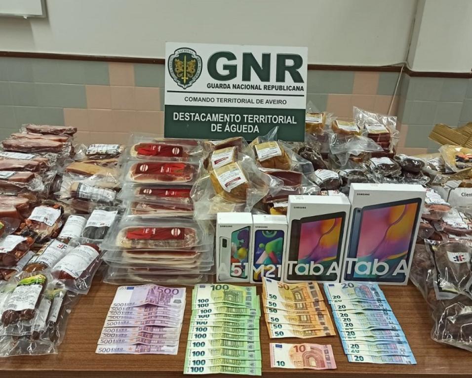 GNR de Albergaria-a-Velha: Três identificados por tentativa de venda de material furtado. GNR de Albergaria-a-Velha: Três identificados por tentativa de venda de material furtado.
