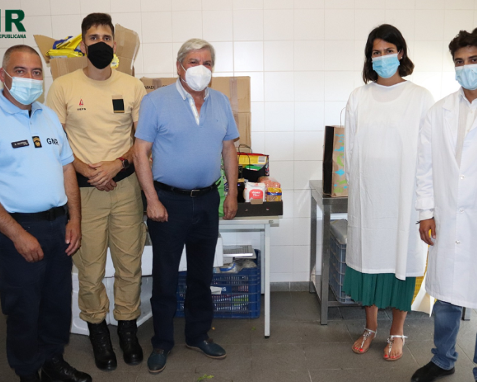 GNR entrega bens alimentares de campanha solidária.