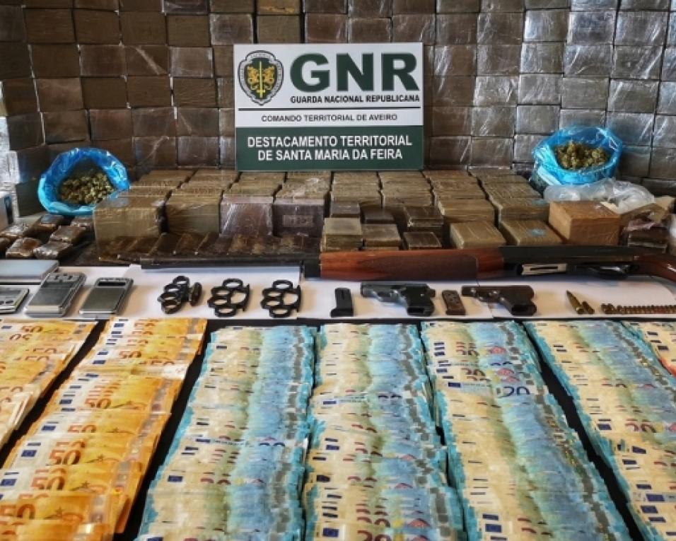 Seis detidos em prisão preventiva numa operação de combate ao tráfico de estupefacientes.